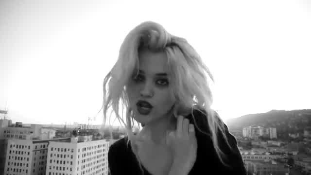 Sky Ferreira - Everything Is Embarrassing